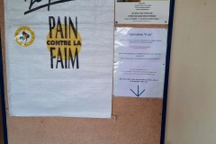 Panneau dans le narthex sur l'opération de collecte de pain