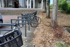 Racks à vélos aux abords de l'église Saint Augustin