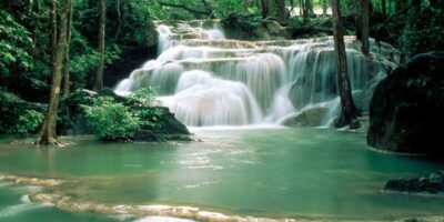 fête de la création - beau paysage d'eau qui coule